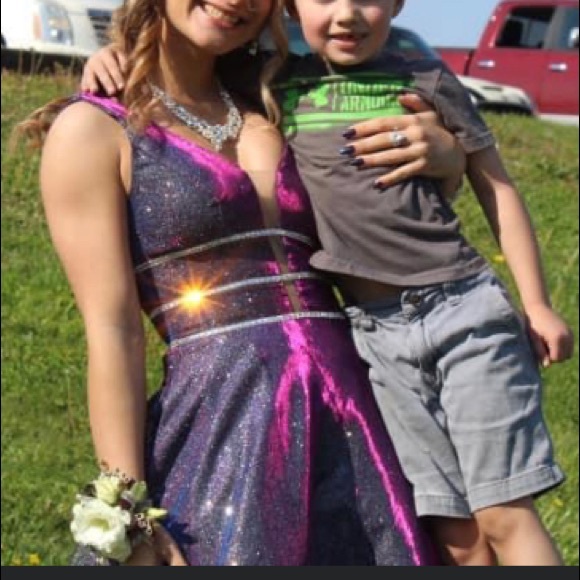 Irredecent Prom Dress! - Picture 7 of 8